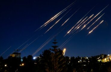 Απίστευτα σφοδρός πυραυλικός βομβαρδισμός του Τελ Αβίβ από τους Ιρανούς (βίντεο)