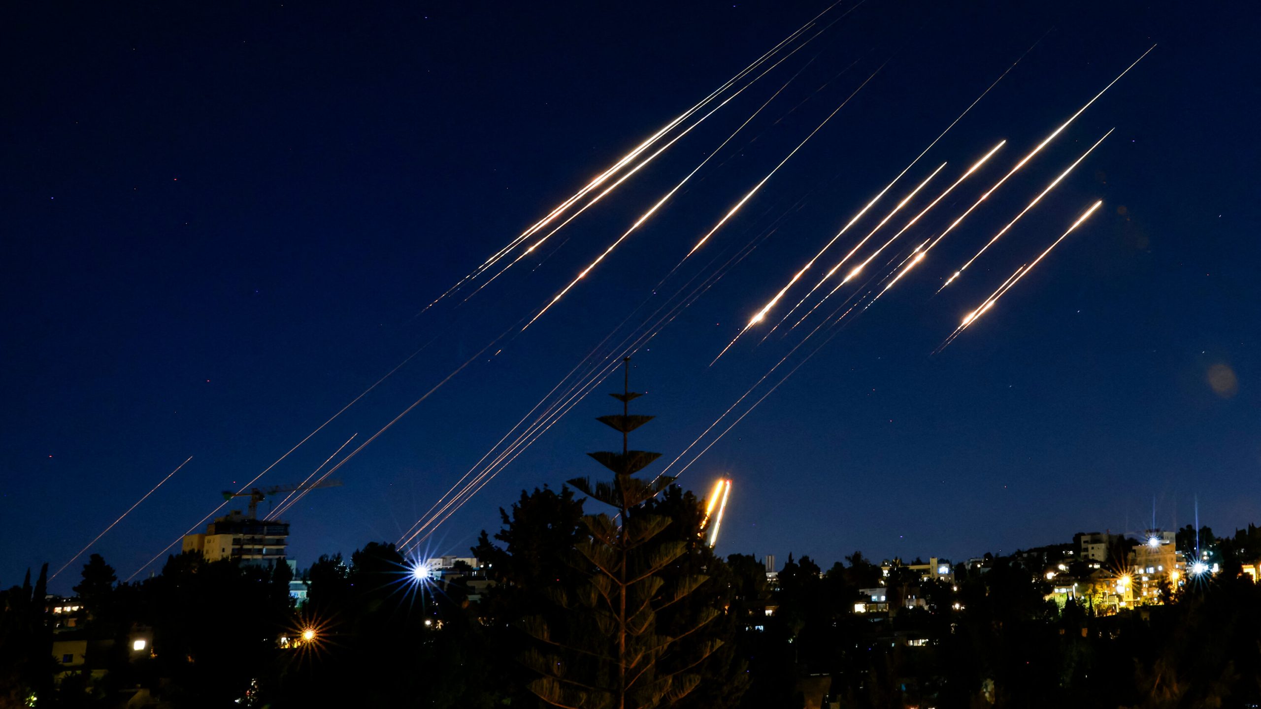Απίστευτα σφοδρός πυραυλικός βομβαρδισμός του Τελ Αβίβ από τους Ιρανούς (βίντεο)