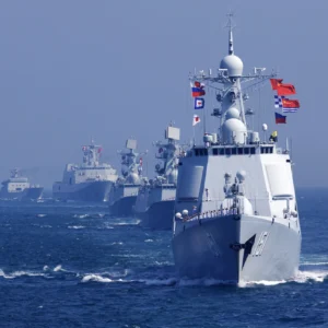 Η Γαλλία «προσπερνά» τις ΗΠΑ και ζητά από την Κίνα να ανοίξει τα Στενά του Ορμούζ