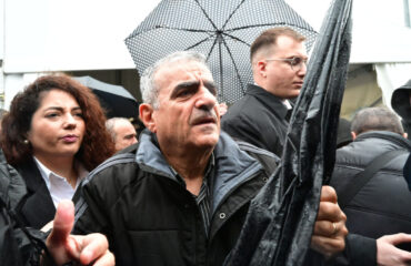 Β.Χατζηχαραλάμπους για Τέμπη: «Η αίθουσα παραμένει ακατάλληλη» – «Υπερβολική η αστυνομική παρουσία»