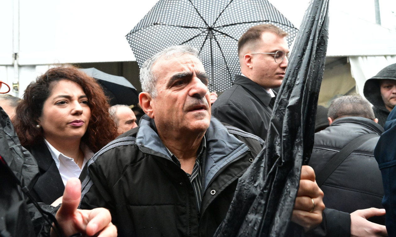 Β.Χατζηχαραλάμπους για Τέμπη: «Η αίθουσα παραμένει ακατάλληλη» – «Υπερβολική η αστυνομική παρουσία»