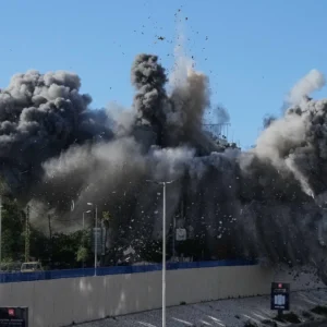 Σφοδρό αεροπορικό πλήγμα κοντά στην πρώην αμερικανική πρεσβεία στην Τεχεράνη (βίντεο)