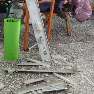 Οργή σε σχολική κοινότητα της Χαλκίδας: Φωτιστικό έπεσε στο κεφάλι μαθήτριας – «Θα σκοτώσουν τα παιδιά μας»