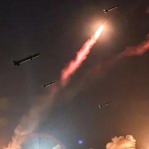 Το Ιράν εξαπέλυσε 5 «κύματα» βαλλιστικών πυραύλων κατά του Ισραήλ μέσα σε 20 λεπτά