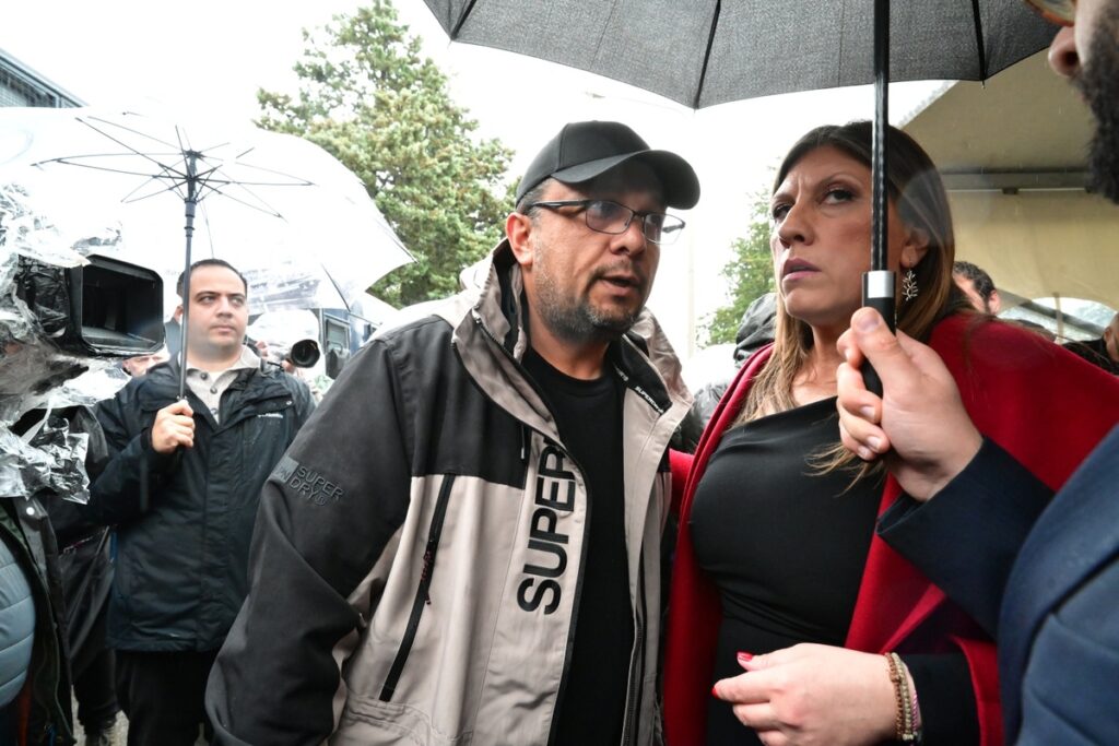 Δίκη για έγκλημα στα Τέμπη: Με αναπηρικό καροτσάκι βγήκε από την αίθουσα ο Πάνος Ρούτσι