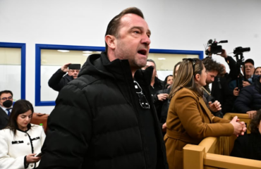 Ν.Πλακιάς στη δίκη των Τεμπών: «Αθάνατες! Όλοι φυλακή αλήτες!»