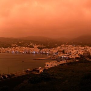 Απόκοσμες εικόνες στις Κυκλάδες: Έρημο θυμίζουν Σαντορίνη και Τήνος – Πως θα εξελιχθεί η κακοκαιρία «Erminio»