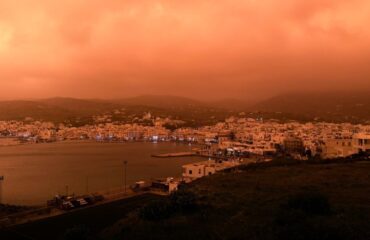 Απόκοσμες εικόνες στις Κυκλάδες: Έρημο θυμίζουν Σαντορίνη και Τήνος – Πως θα εξελιχθεί η κακοκαιρία «Erminio»