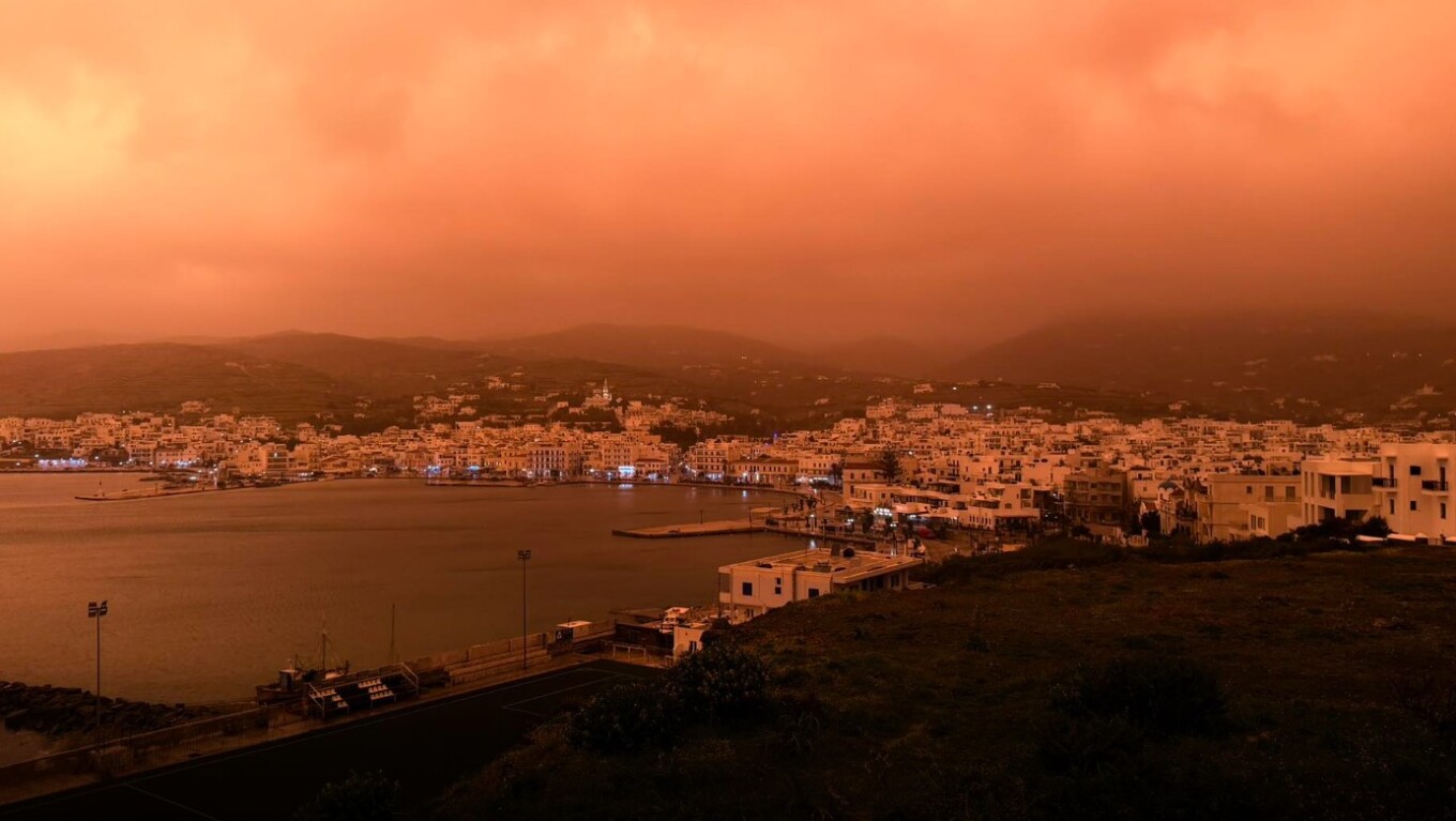 Απόκοσμες εικόνες στις Κυκλάδες: Έρημο θυμίζουν Σαντορίνη και Τήνος – Πως θα εξελιχθεί η κακοκαιρία «Erminio»