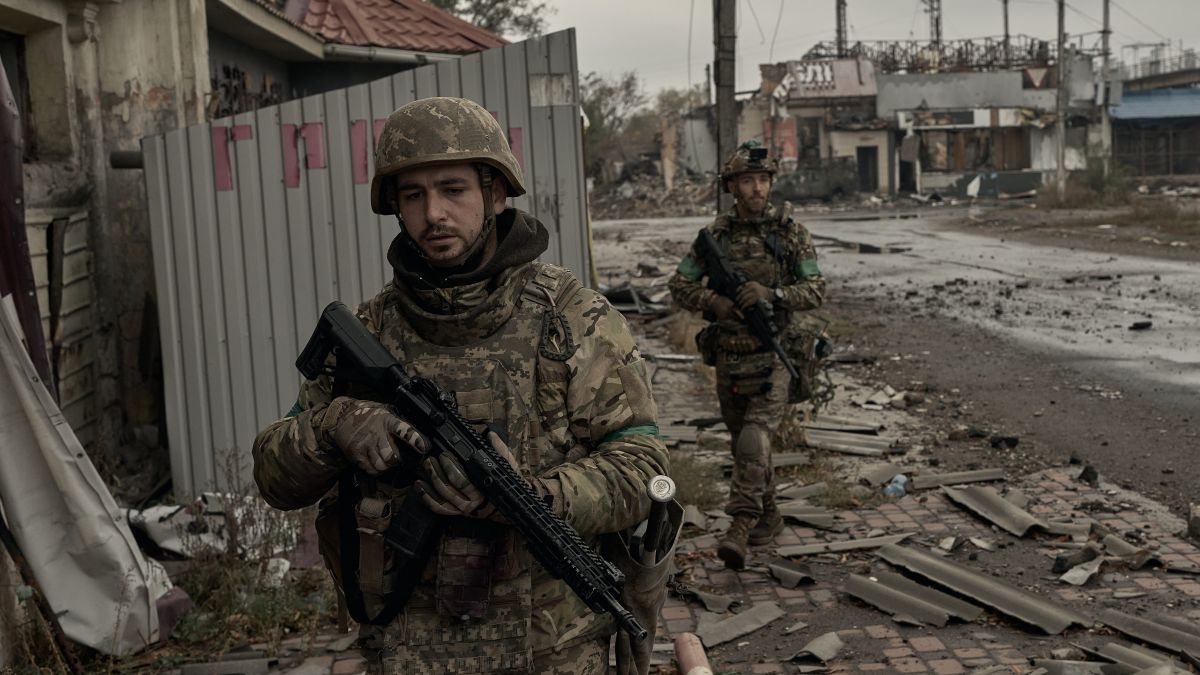 Ουκρανοί στρατιώτες τρελαίνονται που δεν βρίσκουν άτομα και χτυπούν αλύπητα άμαχους πολίτες (βίντεο)