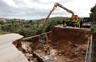 Η λεωφόρος που συνδέει Καλλιτεχνούπολη, Νταού & Πεντέλη με την Ραφήνα «εξαφανίστηκε» – Την πήρε το «Μεγάλο Ρέμα»!