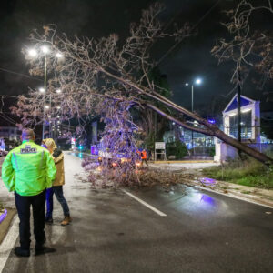 Τραγωδία στη Νέα Μάκρη: Ένας νεκρός από την κακοκαιρία Erminio – Βρέθηκε κάτω από ΙΧ που είχε παρασυρθεί