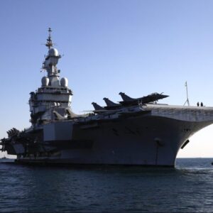 Στο λιμάνι της Σούδας έφτασε το γαλλικό αεροπλανοφόρο Σαρλ Ντε Γκωλ (φώτο)