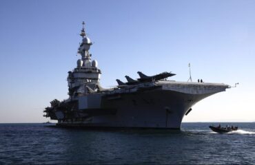 Στο λιμάνι της Σούδας έφτασε το γαλλικό αεροπλανοφόρο Σαρλ Ντε Γκωλ (φώτο)