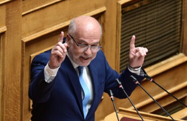 Γ.Φλωρίδης: «Δικογραφία σε βάρος της Ζ.Κωνσταντοπούλου για τα βίντεο που κατέγραψε από τη δίκη των Τεμπών»