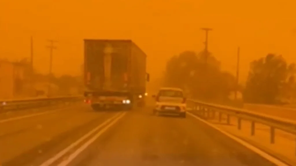 Βίμτεο: «Τρελό» φορτηγό στην Κρήτη κάνει παράνομες προσπεράσεις εν μέσω σκηνικού Αποκάλυψης