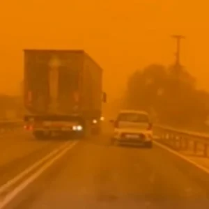 Βίμτεο: «Τρελό» φορτηγό στην Κρήτη κάνει παράνομες προσπεράσεις εν μέσω σκηνικού Αποκάλυψης