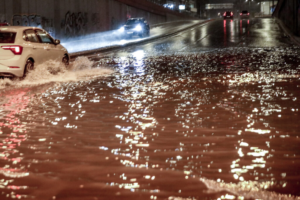 Έτσι έγινε η τραγωδία με τον νεκρό στη Νέα Μάκρη: «Βγήκε έξω και τον παρέσυρε το νερό» – Τι αποκάλυψε φίλος του