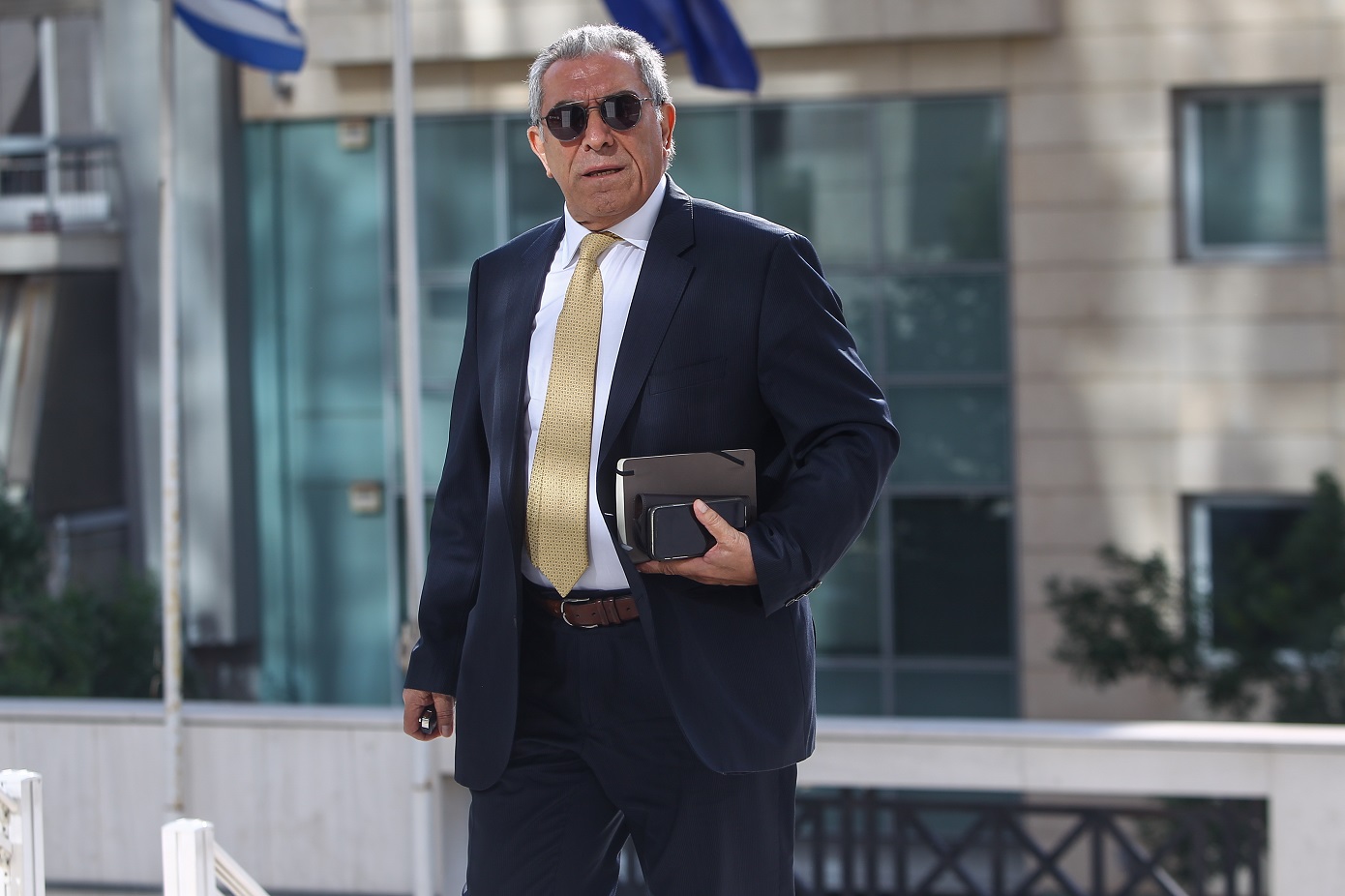 Έκρηξη από γκαζάκια στην πολυκατοικία που στεγάζεται το γραφείο του Β.Καπερνάρου στην Κυψέλη (upd)