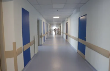 Κιάτο: Πιάστηκαν τα μαλλιά της σε μηχάνημα και έφυγε όλο το δέρμα – Σοβαρό εργατικό ατύχημα