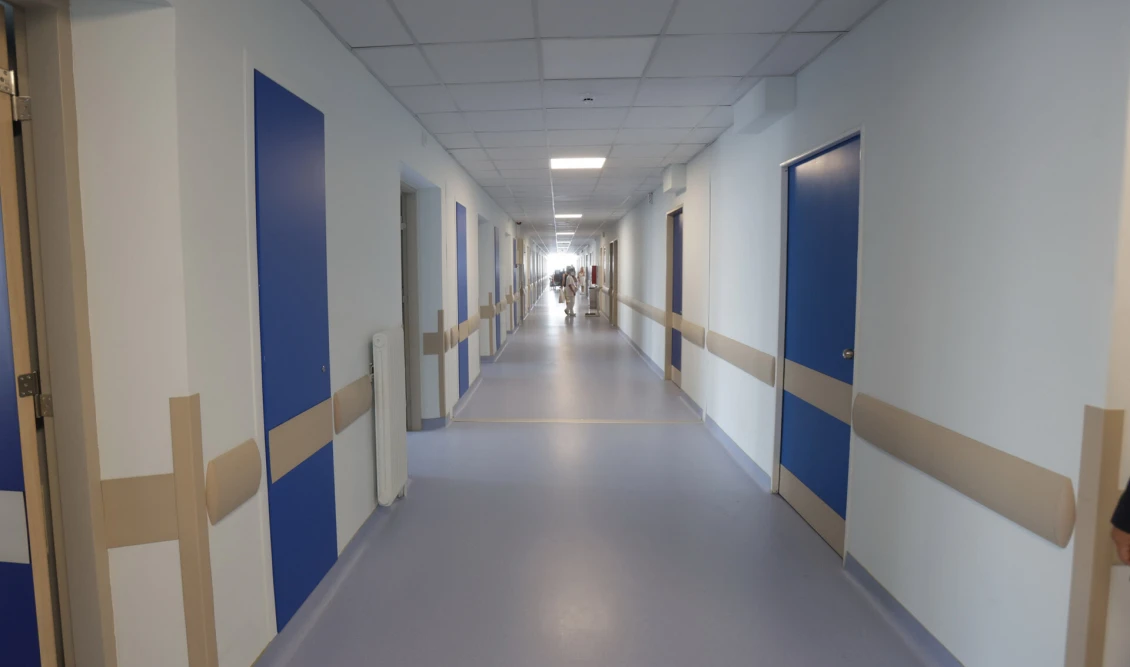 Κιάτο: Πιάστηκαν τα μαλλιά της σε μηχάνημα και έφυγε όλο το δέρμα – Σοβαρό εργατικό ατύχημα