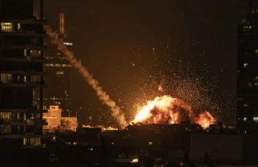 Bίντεο: Νύχτα τρόμου στο Τελ Αβίβ – Οι Ιρανοί λένε ότι έπληξαν το αρχηγείο της Μοσάντ