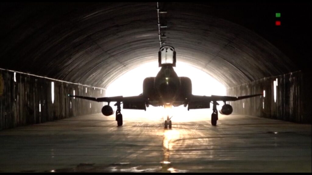 Το Ιράν απογείωσε για πρώτη φορά  μαχητικά αναχαίτισης από τις υπόγειες αεροπορικές βάσεις