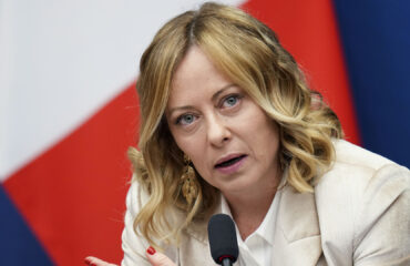 Τζ.Μελόνι: Ξαφνική επίσκεψη στη Σαουδική Αραβία