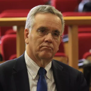 Ομάδα ατόμων επιτέθηκε στο σπίτι του Ισίδωρου Ντογιάκου – Προκάλεσαν φθορές και έγραψαν συνθήματα