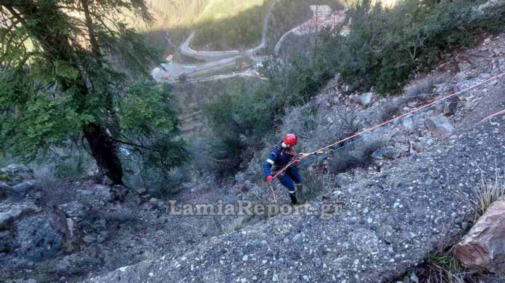 Τραγωδία στην Ευρυτανία: Σκοτώθηκε 54χρονος σε τροχαίο μετά από πτώση του φορτηγού του σε γκρεμό