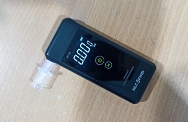 Φορητά και φτηνά αλκοτέστ: Η νέα τάση των οδηγών για να αποφεύγουν τα πρόστιμα – Τι μπορεί να πάει «λάθος»