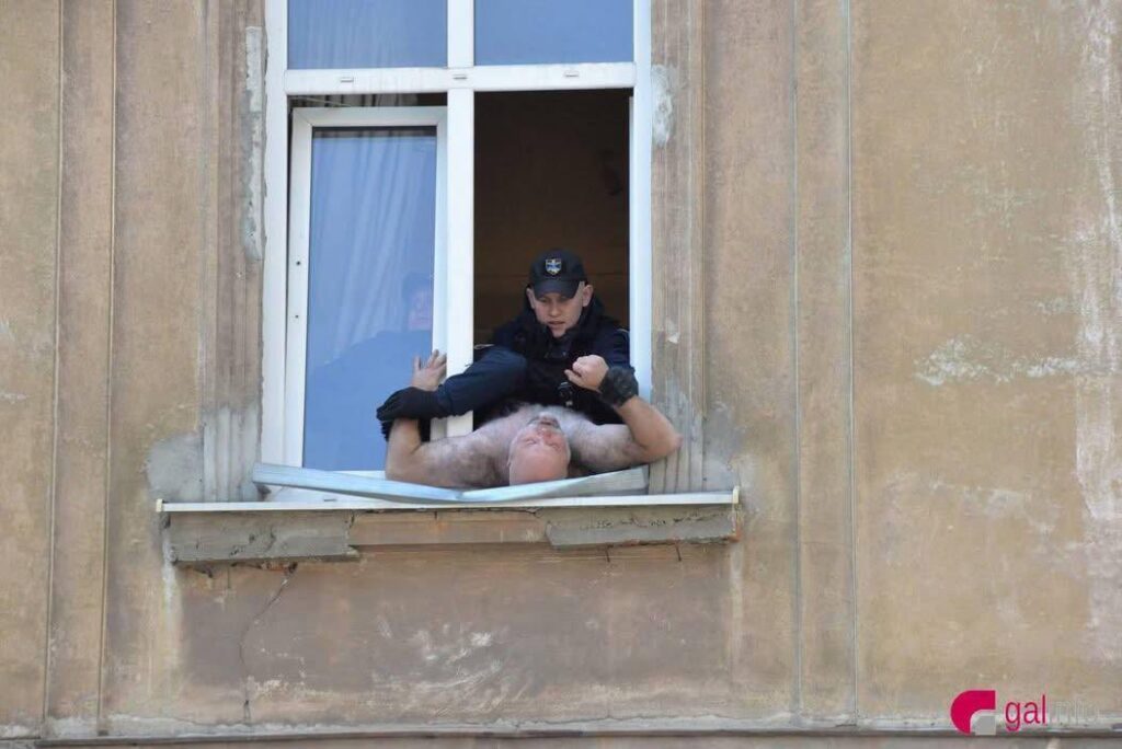 Πρώην Ουκρανός αξιωματικός βγήκε στο μπαλκόνι γυμνός και απειλούσε ότι θα αυτοκτονήσει – Δείτε βίντεο