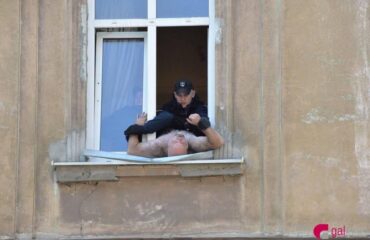 Πρώην Ουκρανός αξιωματικός βγήκε στο μπαλκόνι γυμνός και απειλούσε ότι θα αυτοκτονήσει – Δείτε βίντεο