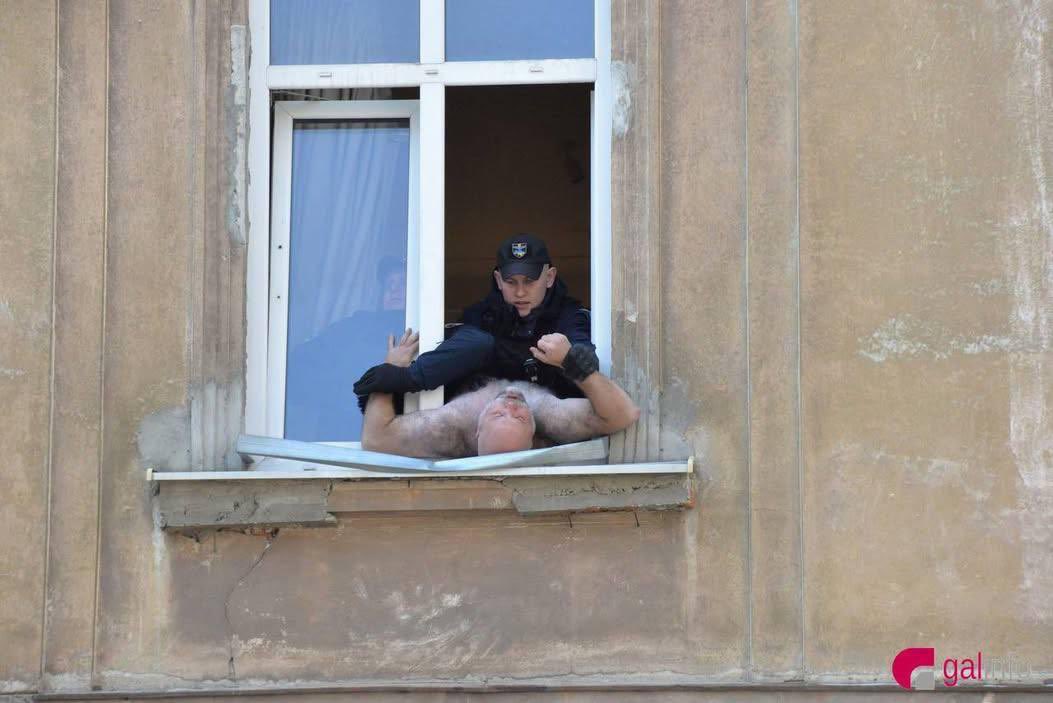 Πρώην Ουκρανός αξιωματικός βγήκε στο μπαλκόνι γυμνός και απειλούσε ότι θα αυτοκτονήσει – Δείτε βίντεο