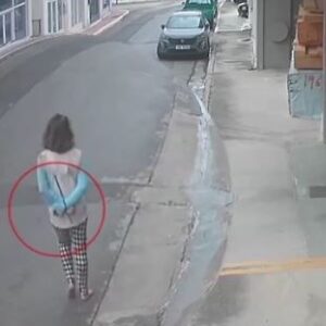 Θρίλερ στη Λακωνία: Γυναίκα περπατά στο δρόμο ξυπόλυτη και με δεμένα τα χέρια (βίντεο)