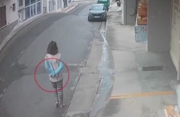 Θρίλερ στη Λακωνία: Γυναίκα περπατά στο δρόμο ξυπόλυτη και με δεμένα τα χέρια (βίντεο)