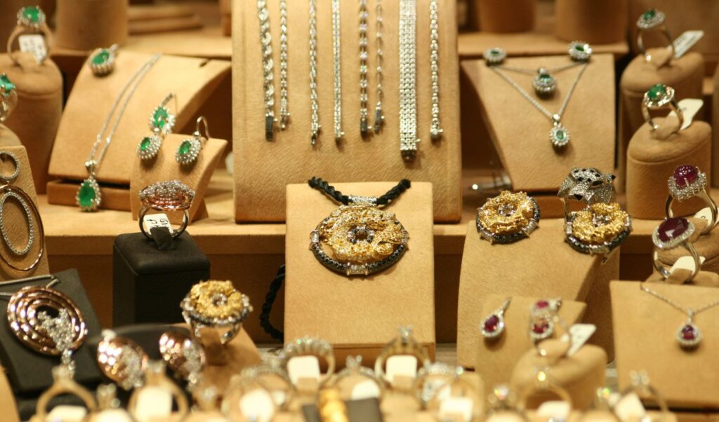 Ρομά παρίσταναν τους υπαλλήλους της ΔΕΗ και κατάφεραν να κλέψουν κοσμήματα αξίας 12.000 ευρώ