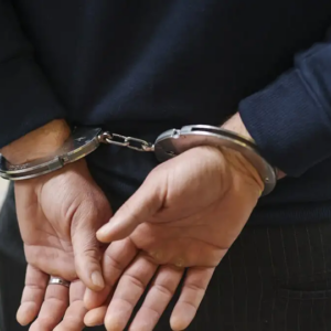 Πάτρα: Συνελήφθη άνδρας που κυκλοφορούσε ημίγυμνος και απειλούσε περαστικούς