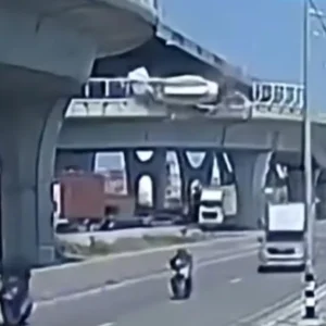 Μπανγκόκ: Μπετονιέρα βγαίνει από την πορεία της και πέφτει από γέφυρα στο κενό (βίντεο)