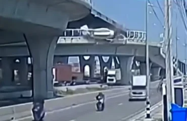 Μπανγκόκ: Μπετονιέρα βγαίνει από την πορεία της και πέφτει από γέφυρα στο κενό (βίντεο)