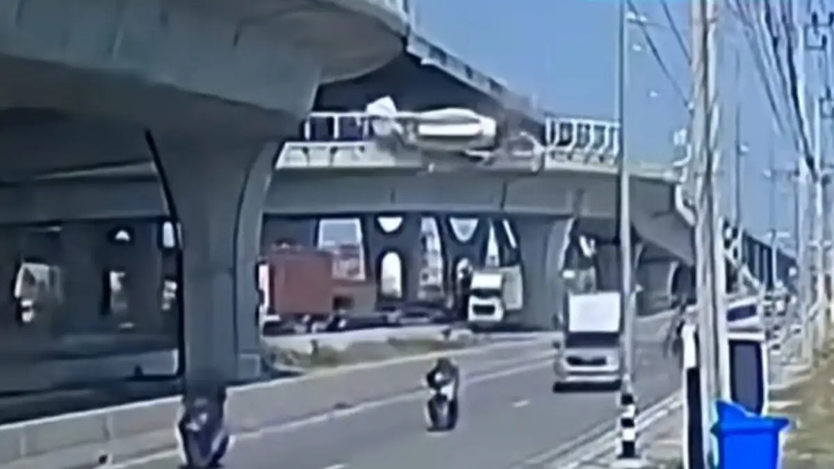 Μπανγκόκ: Μπετονιέρα βγαίνει από την πορεία της και πέφτει από γέφυρα στο κενό (βίντεο)