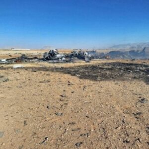 Οι Ιρανοί καταφτάνουν μαζικά στο σημείο των συντριμμιών των αμερικανικών C-130 – H αμερικανική σημαία ανάποδα