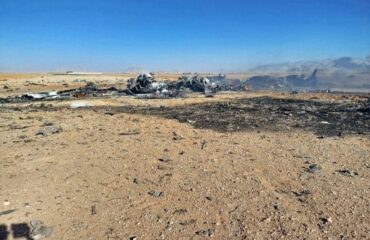 Οι Ιρανοί καταφτάνουν μαζικά στο σημείο των συντριμμιών των αμερικανικών C-130 – H αμερικανική σημαία ανάποδα