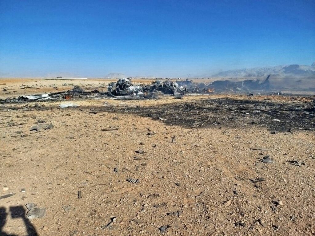 Οι Ιρανοί καταφτάνουν μαζικά στο σημείο των συντριμμιών των αμερικανικών C-130 – H αμερικανική σημαία ανάποδα