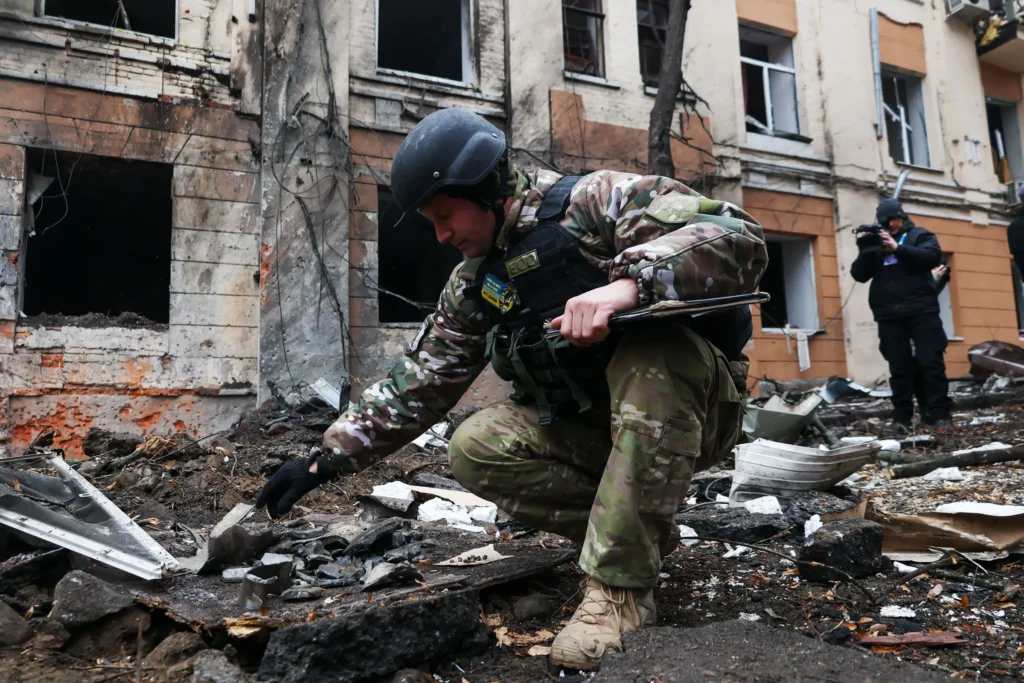 Oι Ρώσοι αφάνισαν κτήριο με Ουκρανούς στρατιώτες στην Κονσταντινόβκα – Πύρινη «σφαίρα» πάνω από το σημείο! (βίντεο)