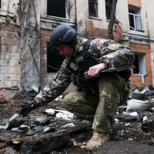 Oι Ρώσοι αφάνισαν κτήριο με Ουκρανούς στρατιώτες στην Κονσταντινόβκα – Πύρινη «σφαίρα» πάνω από το σημείο! (βίντεο)