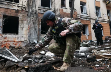 Oι Ρώσοι αφάνισαν κτήριο με Ουκρανούς στρατιώτες στην Κονσταντινόβκα – Πύρινη «σφαίρα» πάνω από το σημείο! (βίντεο)