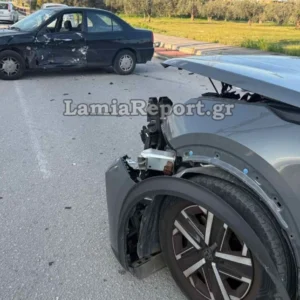 Σφοδρό τροχαίο στη Λαμία: Στο νοσοκομείο παππούς και εγγονός μετά την σύγκρουση του οχήματός τους (βίντεο – φωτο)