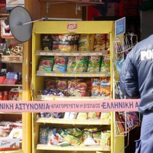 Χειροπέδες σε 14χρονο που είχε γίνει ο φόβος και ο τρόμος βενζινάδικων και μίνι μάρκετ στο κέντρο της Αθήνας