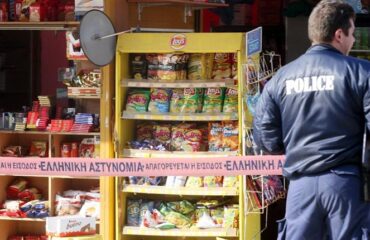 Χειροπέδες σε 14χρονο που είχε γίνει ο φόβος και ο τρόμος βενζινάδικων και μίνι μάρκετ στο κέντρο της Αθήνας